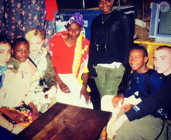 Madonna et ses enfants, Lourdes Leon, Rocco et David Banda et Mercy James sont en voyage humanitaire au Malawi. La famille pose avec Mama Sopfie. Photo publiée sur Instagram, le 4 juillet 2016