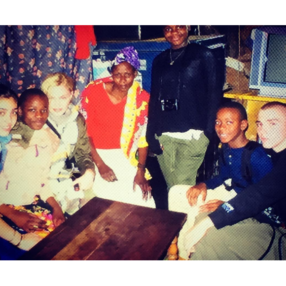 Madonna et ses enfants, Lourdes Leon, Rocco et David Banda et Mercy James sont en voyage humanitaire au Malawi. La famille pose avec Mama Sopfie. Photo publiée sur Instagram, le 4 juillet 2016