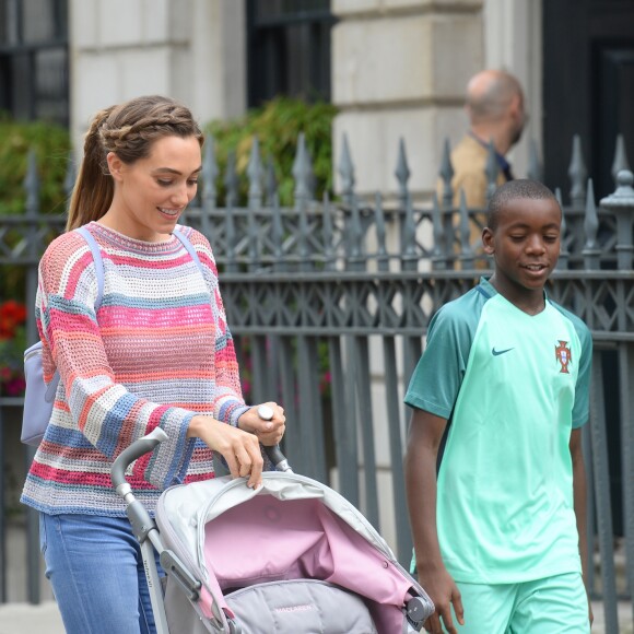 La femme de Guy Ritchie Jacqui Ainsley et son beau-fils David Banda Ciccone Ritchie se promènent dans la rue à Londres, le 22 juin 2016.