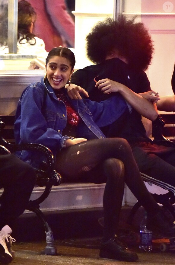 Exclusif - Lourdes Leon (la fille de Madonna) et son compagnon, hilares, mangent une pizza sur un banc à New York, le 10 juin 2016.