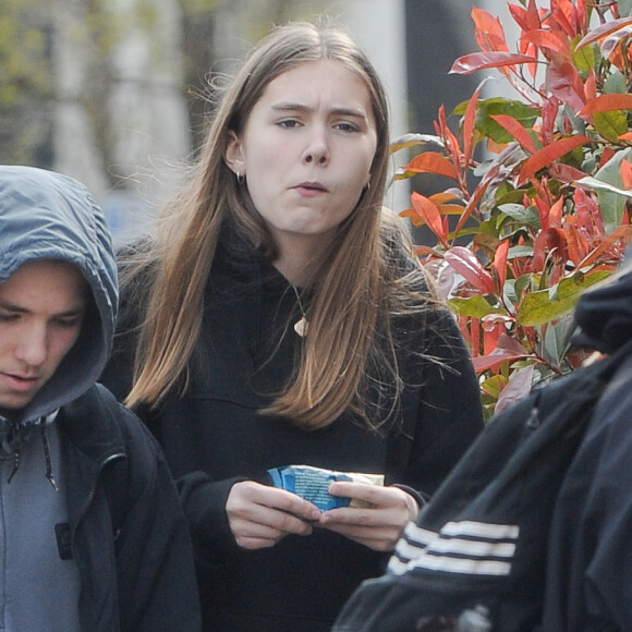 Exclusif - Rocco Ritchie et des amis se promènent à Londres le 21 avril 2016.