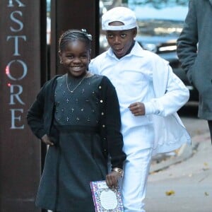 Les enfants de Madonna, Mercy James et David Banda posent pour les photographes a la sortie du centre de Kabbale a New York, le 23 novembre 2013