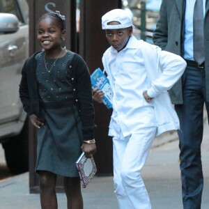 Les enfants de Madonna, Mercy James et David Banda posent pour les photographes a la sortie du centre de Kabbale a New York, le 23 novembre 2013