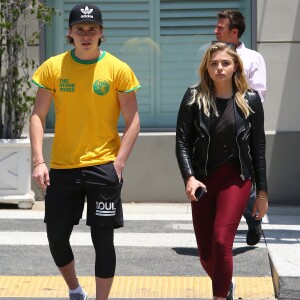 Chloë Grace Moretz et son compagnon Brooklyn Beckham se promènent main dans la main dans les rues de Beverly Hills. Les amoureux sont allés dans un centre dermatologique et ont ensuite déjeuné au restaurant Sugar Fish. le 30 juin 2016