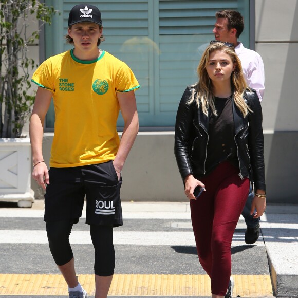 Chloë Grace Moretz et son compagnon Brooklyn Beckham se promènent main dans la main dans les rues de Beverly Hills. Les amoureux sont allés dans un centre dermatologique et ont ensuite déjeuné au restaurant Sugar Fish. le 30 juin 2016