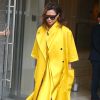 Exclusif - Victoria Beckham quitte un building de New York vêtue d'un ensemble jaune flashy le 23 juin 2016.