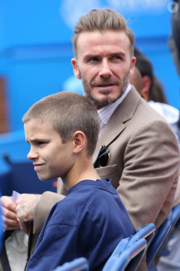 David Beckham et son fils Romeo assistent au match Murray vs Mahut au tournoi de tennis "Aegon Queens tennis Championship" à Londres le 14 juin 2016.