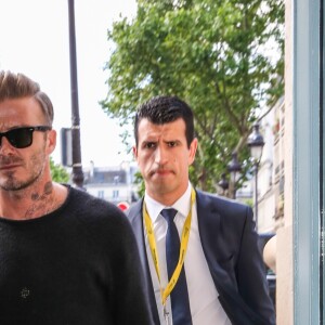 Après avoir assisté au défilé de mode Louis Vuitton Hommes printemps-été 2017, David Beckham arrive à la Gare du Nord avec un sac et une valise Vuitton pour prendre un Eurostar pour Londres le 23 juin 2016.