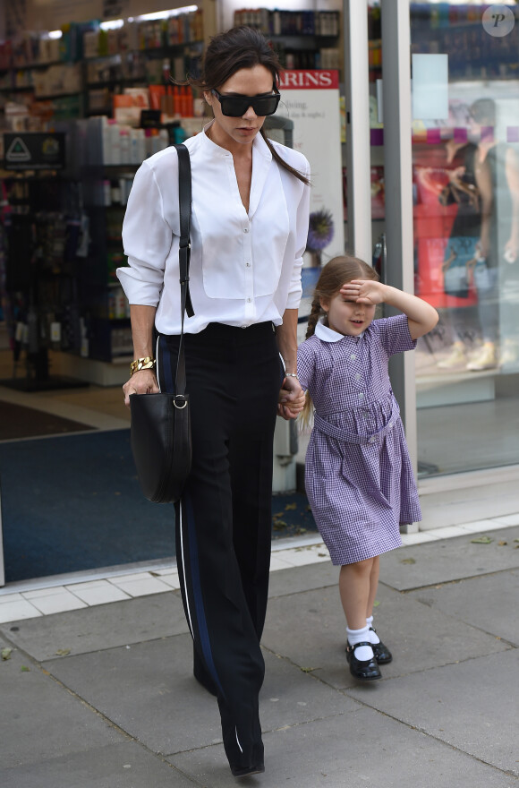 Exclusif - Victoria Beckham fait du shopping avec sa fille Harper Beckham dans le quartier de Notting Hill à Londres. Victoria et sa fille se sont arrêtées à la pharmacie pour acheter des médicaments contre le rhume du fouin. Le 13 mai 2016