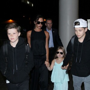 Victoria Beckham à l'aéroport LAX de Los Angeles avec sa fille Harper et ses fils Cruz et Romeo le 18 avril 2016.