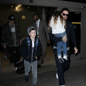 David Beckham arrive avec ses enfants Brooklyn, Romeo, Cruz et Harper à l'aéroport de LAX à Los Angeles, le 24 mars 2016.