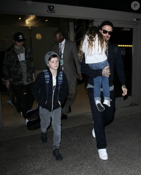 David Beckham arrive avec ses enfants Brooklyn, Romeo, Cruz et Harper à l'aéroport de LAX à Los Angeles, le 24 mars 2016.