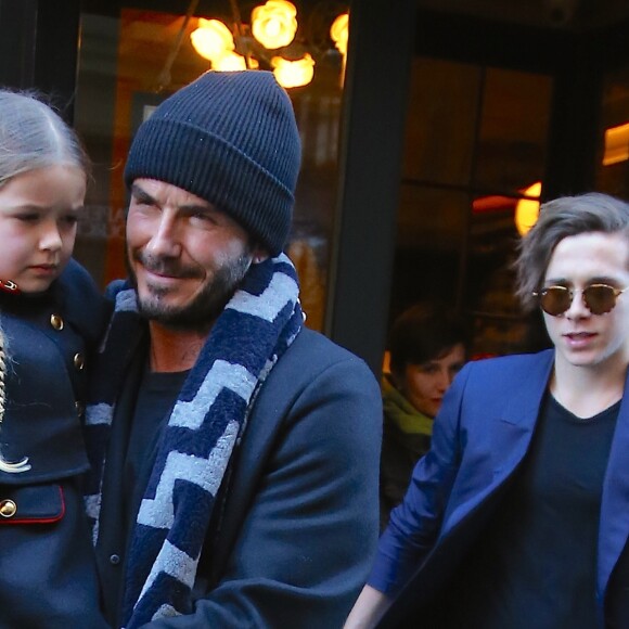 Victoria Beckham, son mari David Beckham et leurs enfants Brooklyn et Harper à la sortie du restaurant Balthazar à New York, le 14 février 2016.