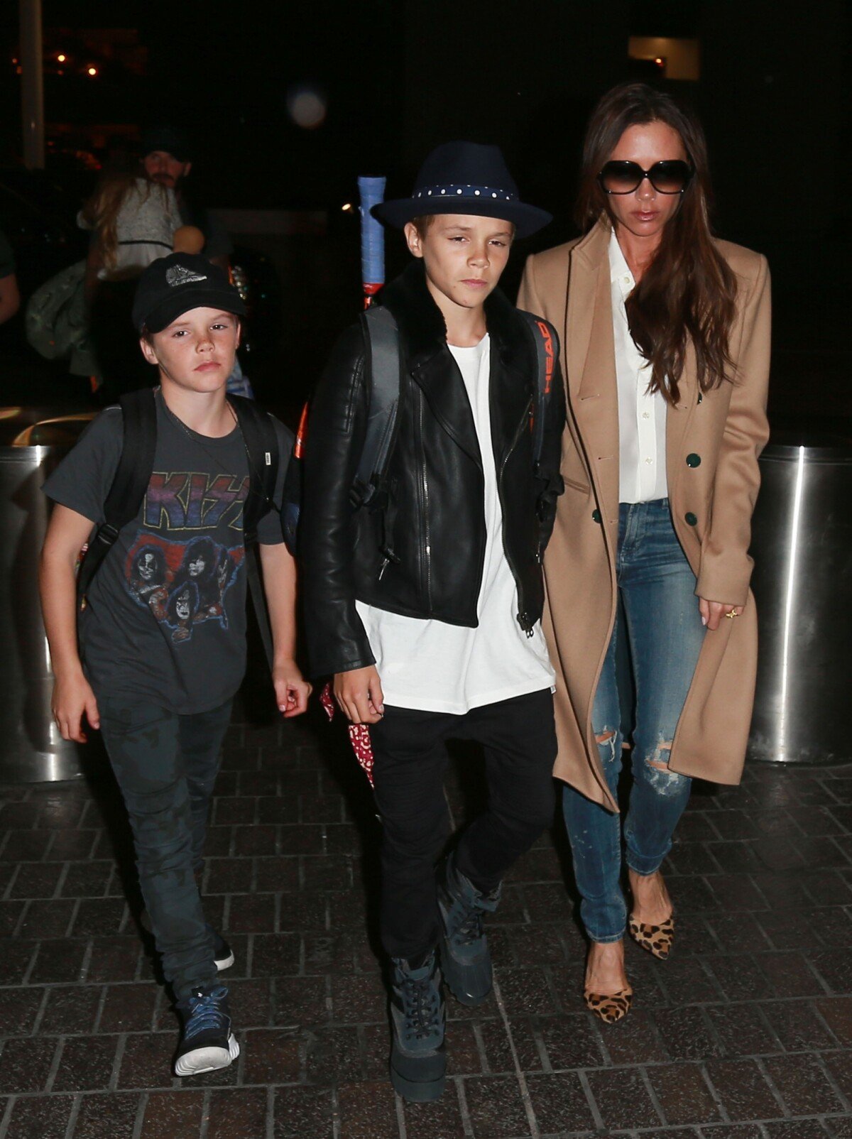 Photo : Victoria Beckham et son fils Romeo arrive à l'aéroport de JFK à New  York pour prendre l'avion. Romeo porte une casquette et un sac Louis Vuitton!  Le 30 août 2017. 