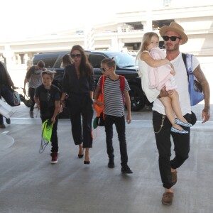 David Beckham, sa femme Victoria et leurs enfants Brooklyn, Romeo, Cruz et Harper prennent un vol à l'aéroport de Los Angeles, le 31 août 2015.