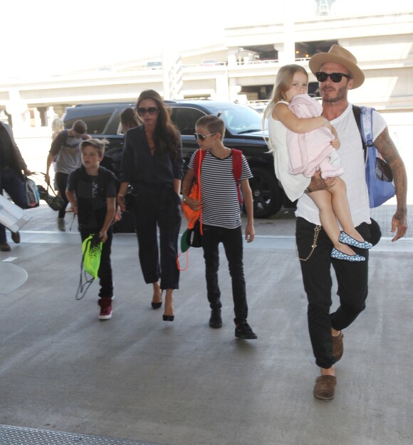 David Beckham, sa femme Victoria et leurs enfants Brooklyn, Romeo, Cruz et Harper prennent un vol à l'aéroport de Los Angeles, le 31 août 2015.