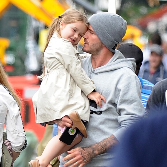 Exclusif - Prix Spécial - David Beckham sort déjeuner au restaurant Grainger & Co à Londres avec ses enfants Harper et Brooklyn. Les première images montrent que David Beckham n'est pas seulement une star du football ou de la mode. Il est un papa attentionné et câlin avec la jeune Harper. Il s'est aperçu que la petite a perdu une chaussure et la porte pour protéger son petit pied.