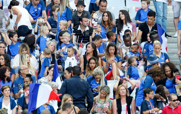 Marine Lloris (Femme de Hugo Loris), Ludivine Sagna (Femme de Bacary Sagna), Ludivine Payet (la femme de Dimitri Payet), ses fils milan et Noa, Camille Sold (Compagne de Morgan Schneiderlin), Sandra Evra (Femme de Patrice Evra) et Sephora (la compagne de Kingsley Coman) lors du match de la finale de l'Euro 2016 Portugal-France au Stade de France à Saint-Denis, France, le 10 juillet 2016. © Cyril Moreau/Bestimage