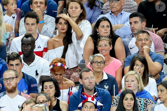 Malika Ménard avec en-dessous Isabelle Griezmann lors du match de la finale de l'Euro 2016 Portugal-France au Stade de France à Saint-Denis, France, le 10 juillet 2016. © Cyril Moreau/Bestimage