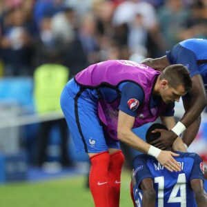 Morgan Schneiderlin, Blaise Matuidi, Eliaquim Mangala - Déception des joueurs de l'équipe de France après leur défaite face au Portugal lors de la finale de l'Euro 2016 à Saint-Denis le 10 juillet 2016. © Cyril Moreau / Bestimage  Disappointment of the players of the France team after their defeat against Portugal in the final of Euro 2016 in Saint-Denis July 10, 201610/07/2016 - Saint-Denis