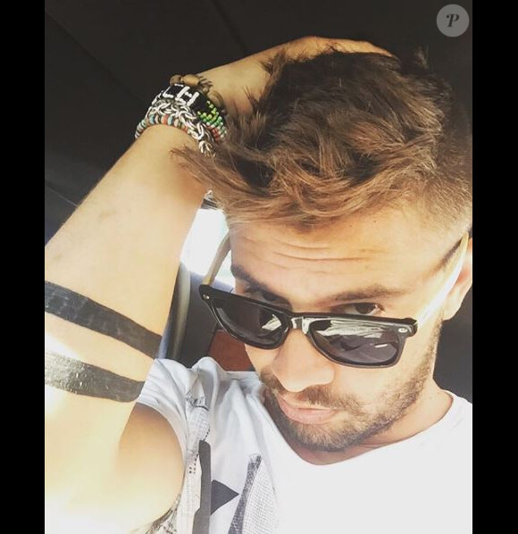 Kevin des "Marseillais" pose sur Snapchat