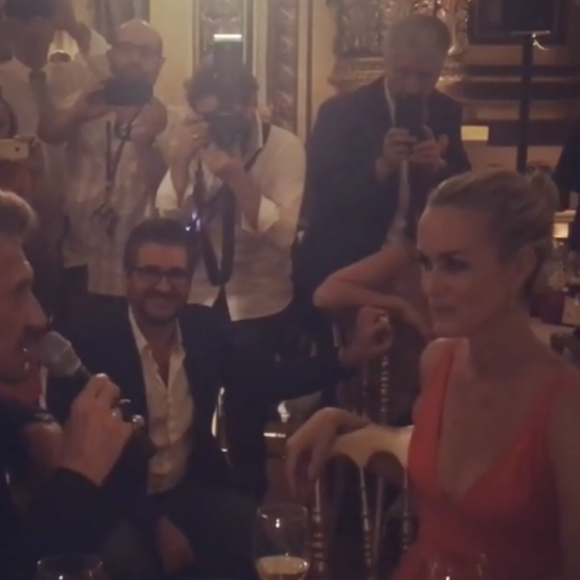 Johnny Hallyday chante pour Laeticia lors du gala "Vaincre le cancer" à l'Opéra Garnier durant lequel il est monté sur scène avec ses musiciens. À Paris, le 10 janvier 2016.