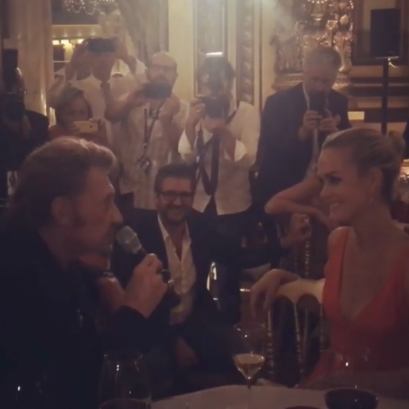 Johnny Hallyday chante pour Laeticia lors du gala "Vaincre le cancer" à l'Opéra Garnier durant lequel il est monté sur scène avec ses musiciens. À Paris, le 10 janvier 2016.