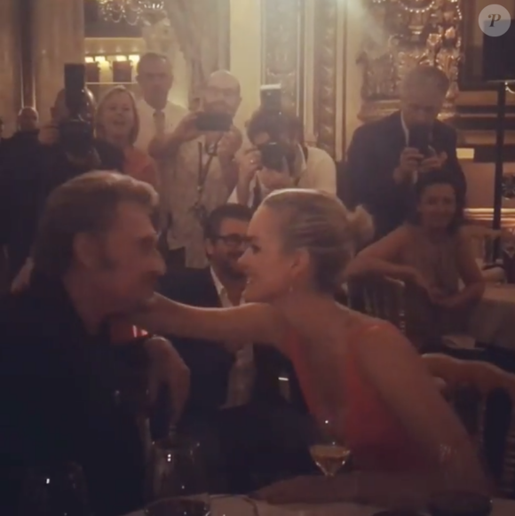 Johnny Hallyday chante pour Laeticia lors du gala "Vaincre le cancer" à l'Opéra Garnier durant lequel il est monté sur scène avec ses musiciens. À Paris, le 10 janvier 2016.