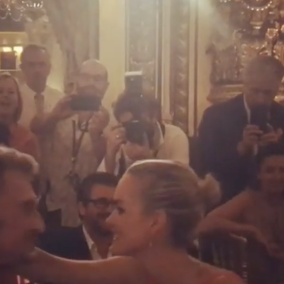 Johnny Hallyday chante pour Laeticia lors du gala "Vaincre le cancer" à l'Opéra Garnier durant lequel il est monté sur scène avec ses musiciens. À Paris, le 10 janvier 2016.
