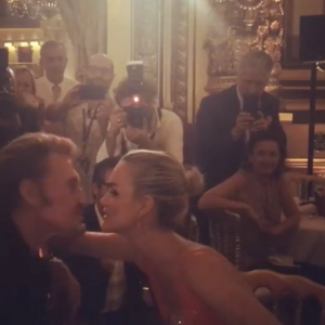 Johnny Hallyday chante pour Laeticia lors du gala "Vaincre le cancer" à l'Opéra Garnier durant lequel il est monté sur scène avec ses musiciens. À Paris, le 10 janvier 2016.