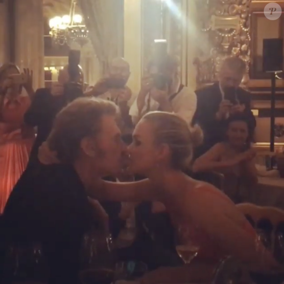 Johnny Hallyday chante pour Laeticia lors du gala "Vaincre le cancer" à l'Opéra Garnier durant lequel il est monté sur scène avec ses musiciens. À Paris, le 10 janvier 2016.
