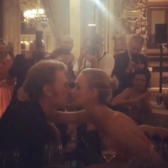 Johnny Hallyday chante pour Laeticia lors du gala "Vaincre le cancer" à l'Opéra Garnier durant lequel il est monté sur scène avec ses musiciens. À Paris, le 10 janvier 2016.
