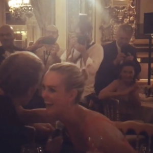 Johnny Hallyday chante pour Laeticia lors du gala "Vaincre le cancer" à l'Opéra Garnier durant lequel il est monté sur scène avec ses musiciens. À Paris, le 10 janvier 2016.