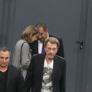 Exclusif - Johnny Hallyday et sa femme Laeticia quittent le concert de Céline Dion à l'AccorHotels Arena à Paris le 9 juillet 2016.