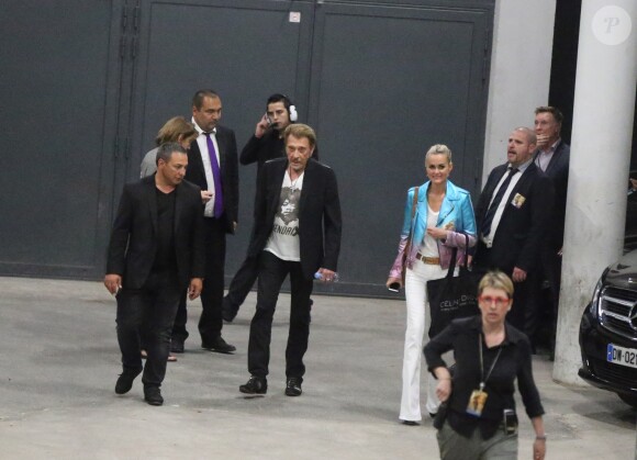 Exclusif - Johnny Hallyday et sa femme Laeticia quittent le concert de Céline Dion à l'AccorHotels Arena à Paris le 9 juillet 2016.
