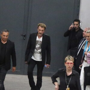 Exclusif - Johnny Hallyday et sa femme Laeticia quittent le concert de Céline Dion à l'AccorHotels Arena à Paris le 9 juillet 2016.