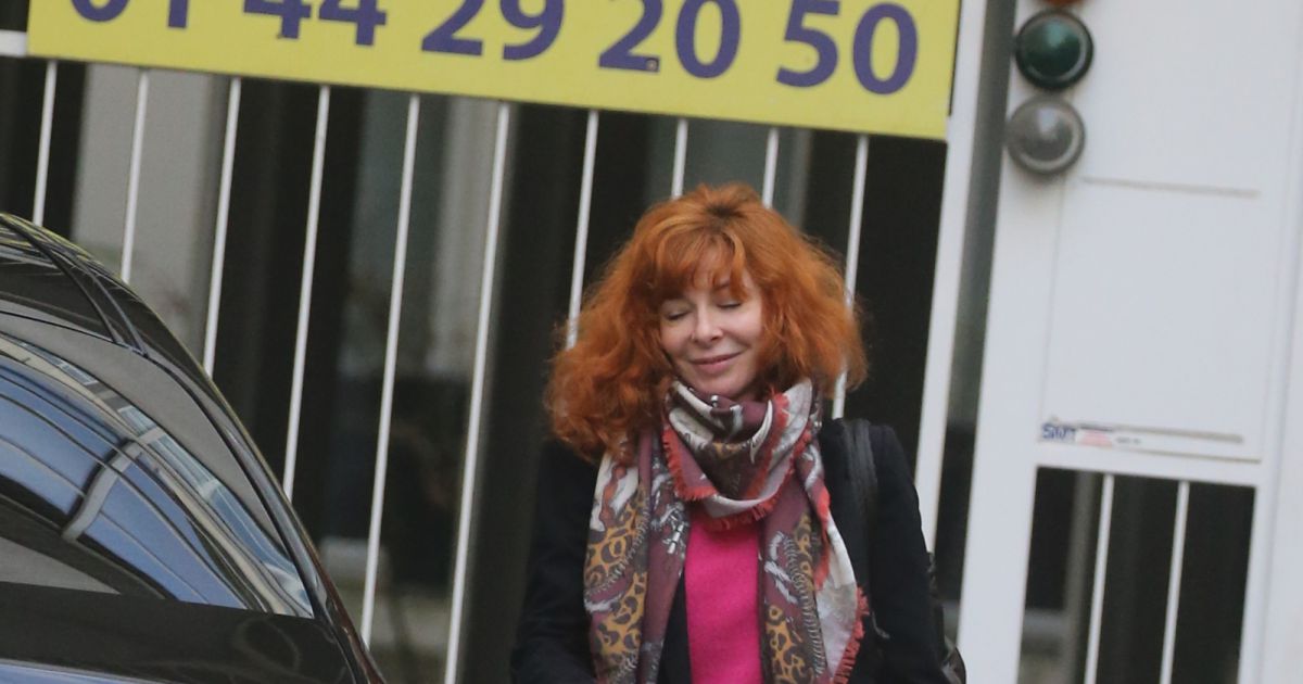 Mylène Farmer à la sortie d'un restaurant dans le 8 ème à Paris le 7 ...