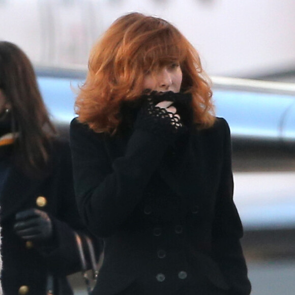 La chanteuse Mylene Farmer et son staff arrivent en jet prive a l'aeroport de Cannes-Mandelieu pour assister aux NRJ Music Awards le 25 Janvier 2013