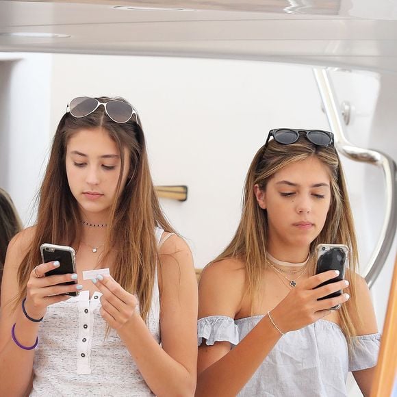 Sophia et Scarlett - Sylvester Stallone débute ses vacances sur son yacht avec sa femme Jennifer Flavin, ses filles Sistine, Scarlet, Sophia et des amis à Monaco le 9 juillet 2016.