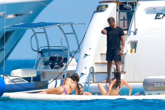 Sylvester Stallone avec ses filles à Saint Tropez, le 10 juillet 2016.