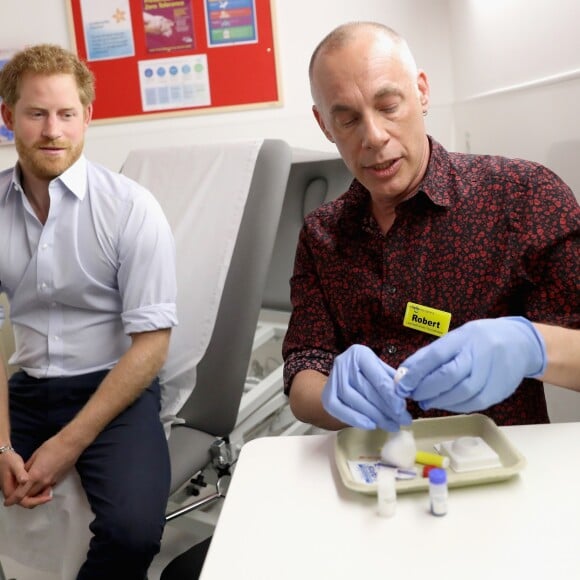 Le prince Harry s'est soumis le 14 juillet 2016 à un test de dépistage du VIH/sida pratiqué par le psychothérapeute Robert Palmer au Guy's and St Thomas' Hospital à Londres. L'initiative, qui était diffusée en vidéo live sur la page Facebook de la monarchie britannique, avait vocation à sensibiliser le public au test de dépistage, facile et rapide.