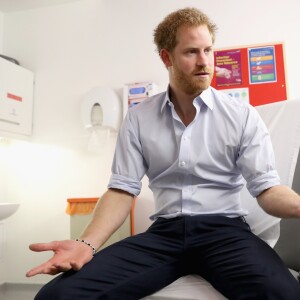 Le prince Harry s'est soumis le 14 juillet 2016 à un test de dépistage du VIH/sida pratiqué par le psychothérapeute Robert Palmer au Guy's and St Thomas' Hospital à Londres. L'initiative, qui était diffusée en vidéo live sur la page Facebook de la monarchie britannique, avait vocation à sensibiliser le public au test de dépistage, facile et rapide.