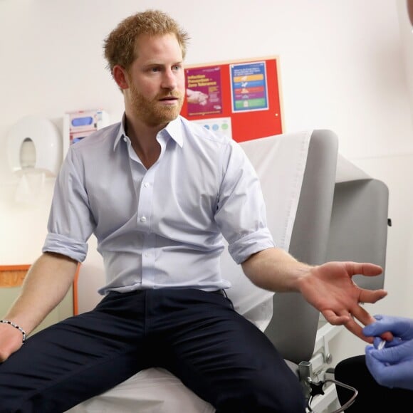 Le prince Harry s'est soumis le 14 juillet 2016 à un test de dépistage du VIH/sida pratiqué par le psychothérapeute Robert Palmer au Guy's and St Thomas' Hospital à Londres. L'initiative, qui était diffusée en vidéo live sur la page Facebook de la monarchie britannique, avait vocation à sensibiliser le public au test de dépistage, facile et rapide.