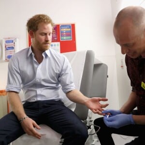 Le prince Harry s'est soumis le 14 juillet 2016 à un test de dépistage du VIH/sida pratiqué par le psychothérapeute Robert Palmer au Guy's and St Thomas' Hospital à Londres. L'initiative, qui était diffusée en vidéo live sur la page Facebook de la monarchie britannique, avait vocation à sensibiliser le public au test de dépistage, facile et rapide.