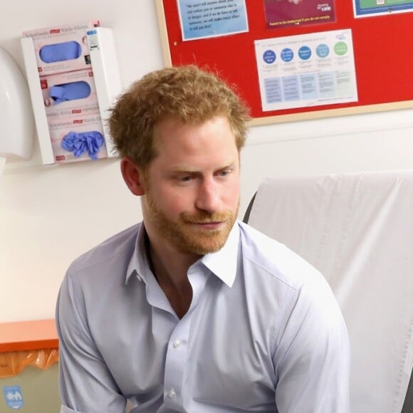 Le prince Harry s'est soumis le 14 juillet 2016 à un test de dépistage du VIH/sida pratiqué par le psychothérapeute Robert Palmer au Guy's and St Thomas' Hospital à Londres. L'initiative, qui était diffusée en vidéo live sur la page Facebook de la monarchie britannique, avait vocation à sensibiliser le public au test de dépistage, facile et rapide.