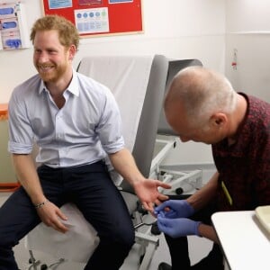 Le prince Harry s'est soumis le 14 juillet 2016 à un test de dépistage du VIH/sida pratiqué par le psychothérapeute Robert Palmer au Guy's and St Thomas' Hospital à Londres. L'initiative, qui était diffusée en vidéo live sur la page Facebook de la monarchie britannique, avait vocation à sensibiliser le public au test de dépistage, facile et rapide.