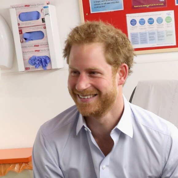 Le prince Harry s'est soumis le 14 juillet 2016 à un test de dépistage du VIH/sida pratiqué par le psychothérapeute Robert Palmer au Guy's and St Thomas' Hospital à Londres. L'initiative, qui était diffusée en vidéo live sur la page Facebook de la monarchie britannique, avait vocation à sensibiliser le public au test de dépistage, facile et rapide.