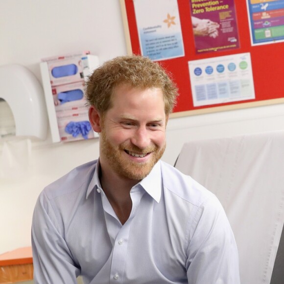 Le prince Harry s'est soumis le 14 juillet 2016 à un test de dépistage du VIH/sida pratiqué par le psychothérapeute Robert Palmer au Guy's and St Thomas' Hospital à Londres. L'initiative, qui était diffusée en vidéo live sur la page Facebook de la monarchie britannique, avait vocation à sensibiliser le public au test de dépistage, facile et rapide.