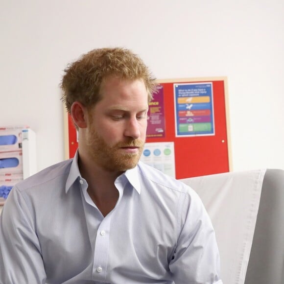 Le prince Harry s'est soumis le 14 juillet 2016 à un test de dépistage du VIH/sida pratiqué par le psychothérapeute Robert Palmer au Guy's and St Thomas' Hospital à Londres. L'initiative, qui était diffusée en vidéo live sur la page Facebook de la monarchie britannique, avait vocation à sensibiliser le public au test de dépistage, facile et rapide.