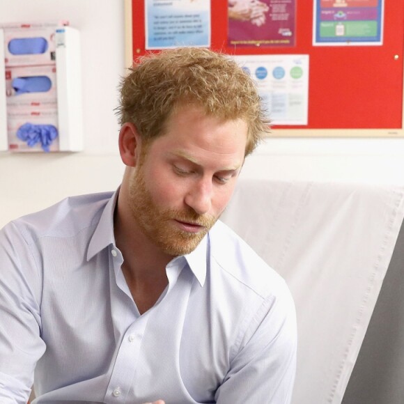 Le prince Harry s'est soumis le 14 juillet 2016 à un test de dépistage du VIH/sida pratiqué par le psychothérapeute Robert Palmer au Guy's and St Thomas' Hospital à Londres. L'initiative, qui était diffusée en vidéo live sur la page Facebook de la monarchie britannique, avait vocation à sensibiliser le public au test de dépistage, facile et rapide.